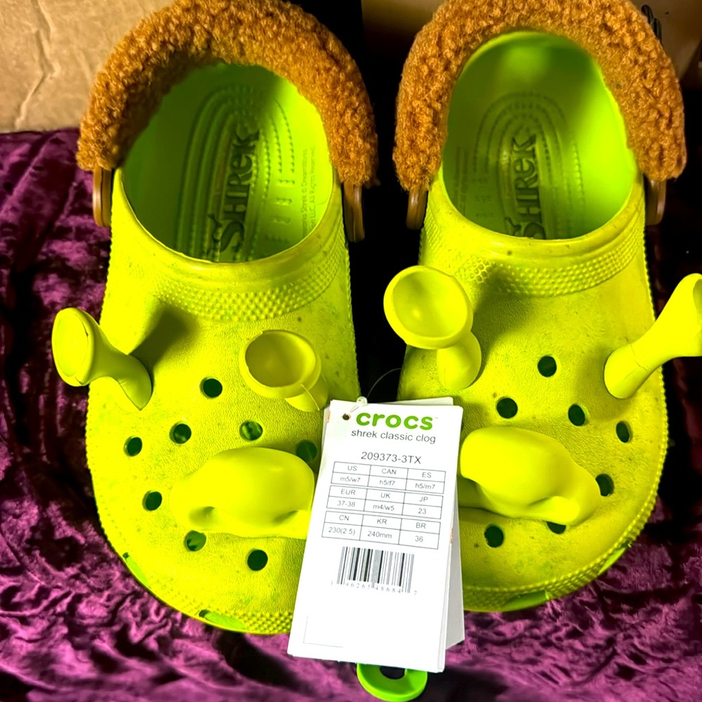 Shrek crocs unisex mens size 5 woman’s size 7 Limited Edition